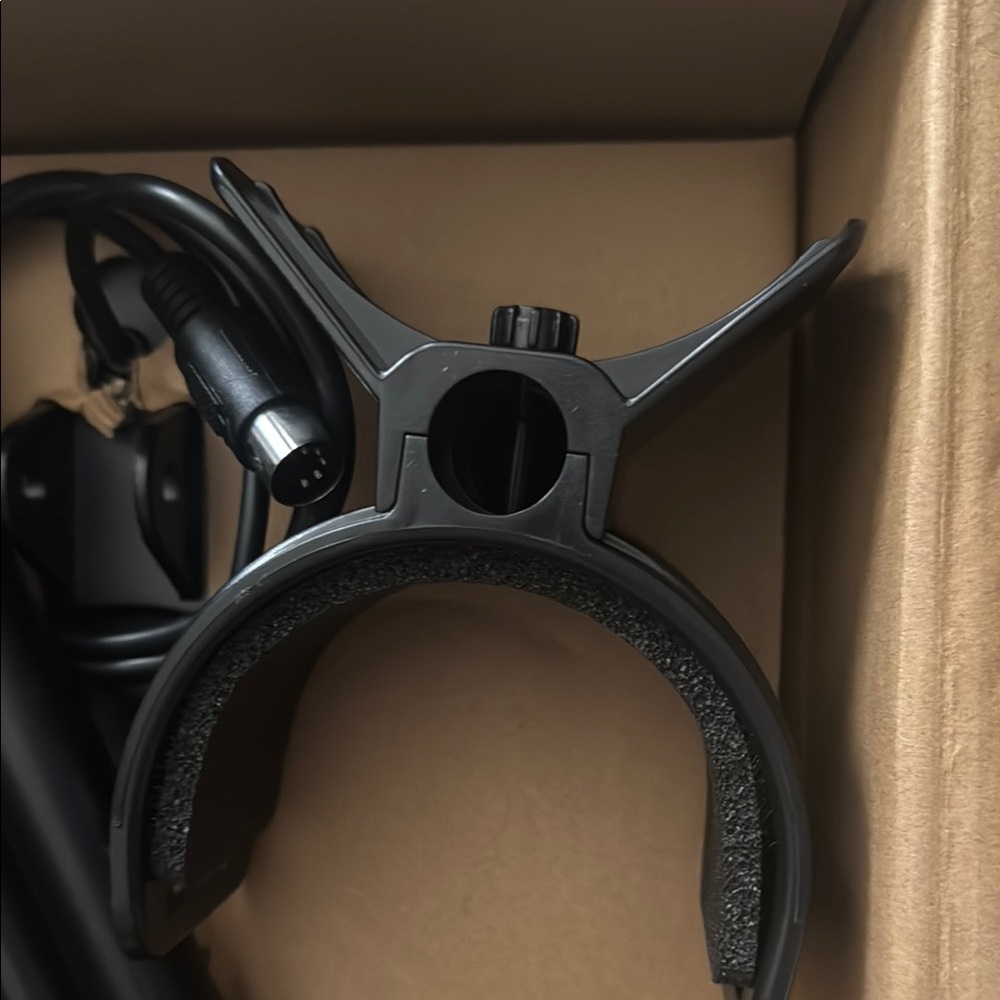 Black Electronics Accessory Kit - Picture 4 of 9